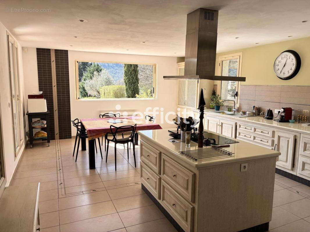 Maison 257 m² à Brignoles  - photo 6
