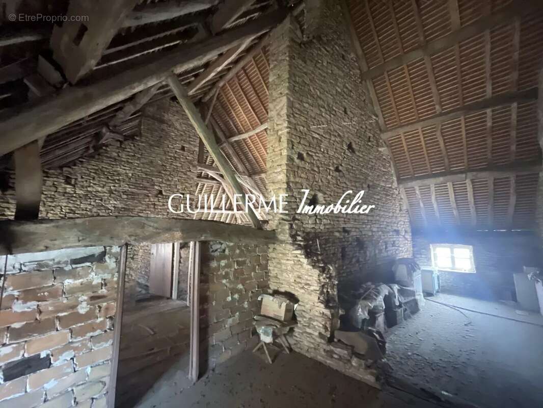 Immeuble en pierre, coeur de village, idéal investisseur - photo 13