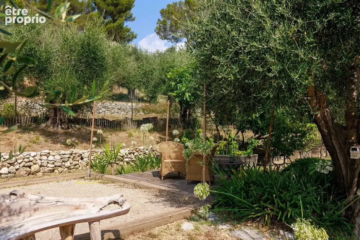 MOUGINS - Élegante bastide renovée de 1887  – Quartier résidentiel au calme à proximité des commerces - photo 10
