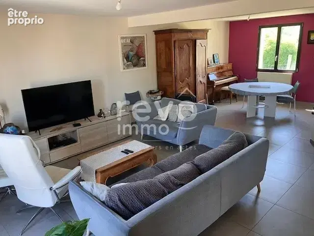 VARRAINS  Maison familiale de 130 m² avec piscine chauffée, au calme entre ville et campagne. - photo 6