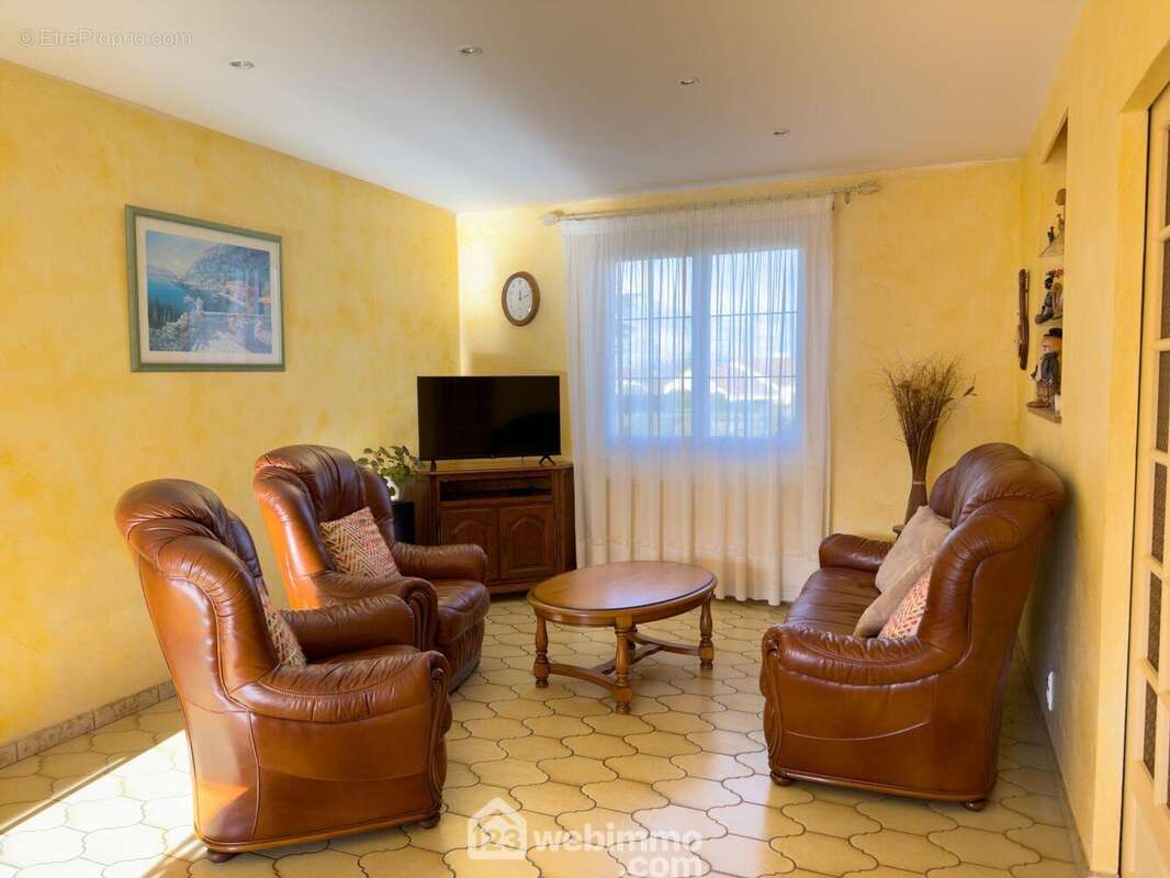 La pièce de vie dispose d'une partie salon... - Maison à CHOLET