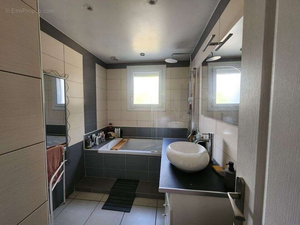 Maison familiale 4 chambres avec jardin, garage et dépendance - photo 9