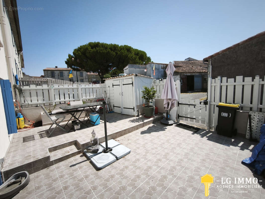 Maison de ville dans un charmant petit village, proche de l'estuaire et 14 km des premières plages - photo 2