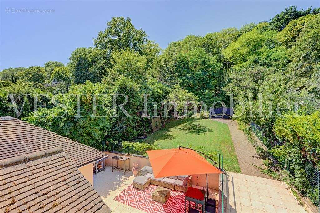 Sur un terrain de 3  000m², très agréable maison familiale d’environ 175m² - photo 2