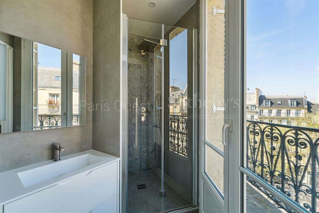 Appartement à PARIS-8E