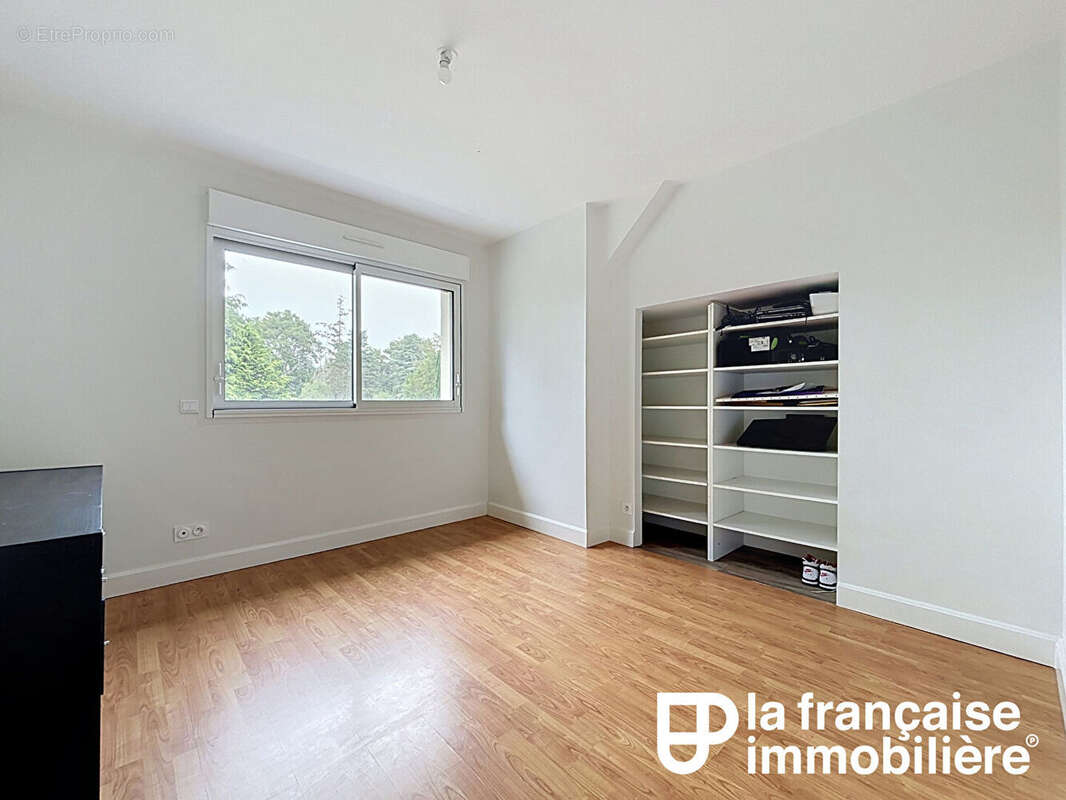 A vendre -Maison rénovée -5 chambres - terrain arboré d'environ 1 hectare - sous-sol complet - photo 9