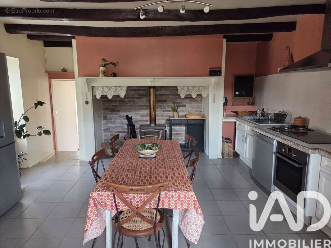 Maison 74 m² à Altillac  - photo 4