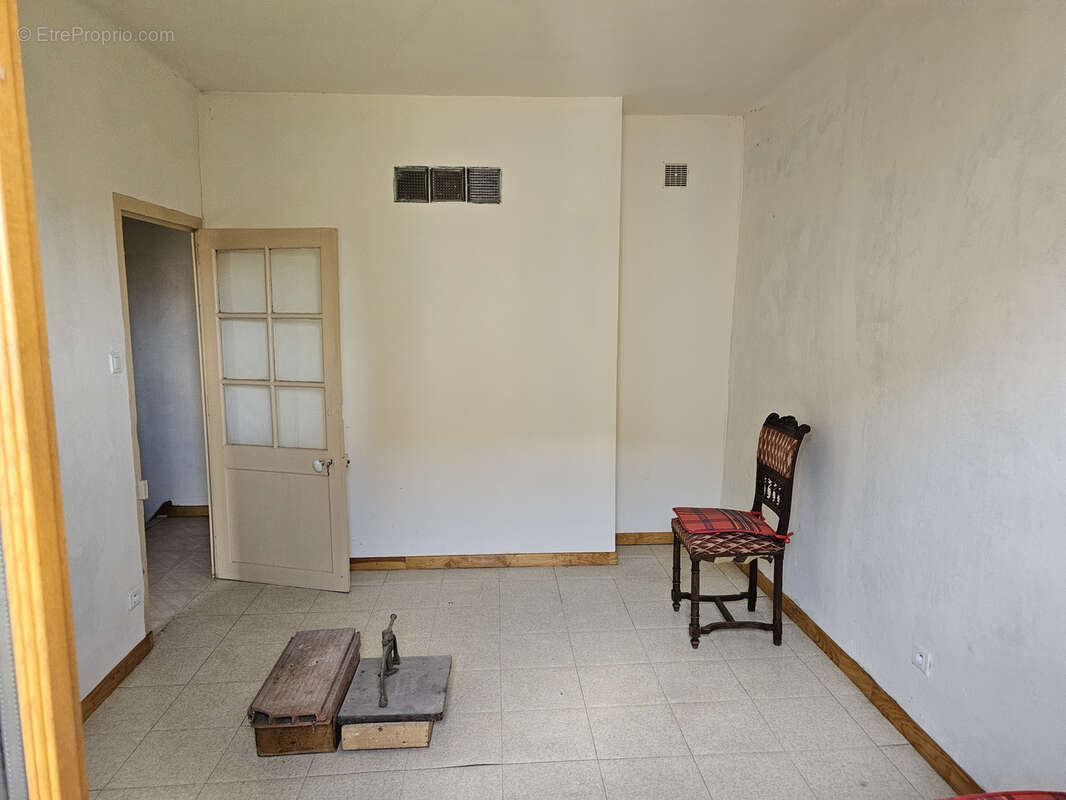Appartement à LA ROQUE-D'ANTHERON