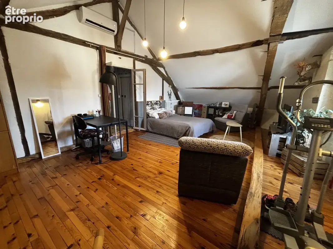 Maison familiale de caractère avec 4 chambres, dépendances et cour close - photo 9