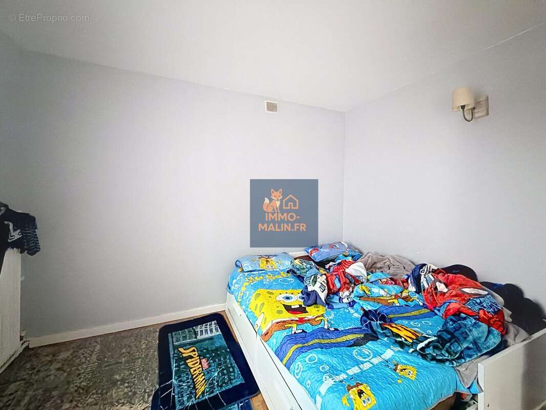 Chambre 1 - Appartement à CHOISY-LE-ROI