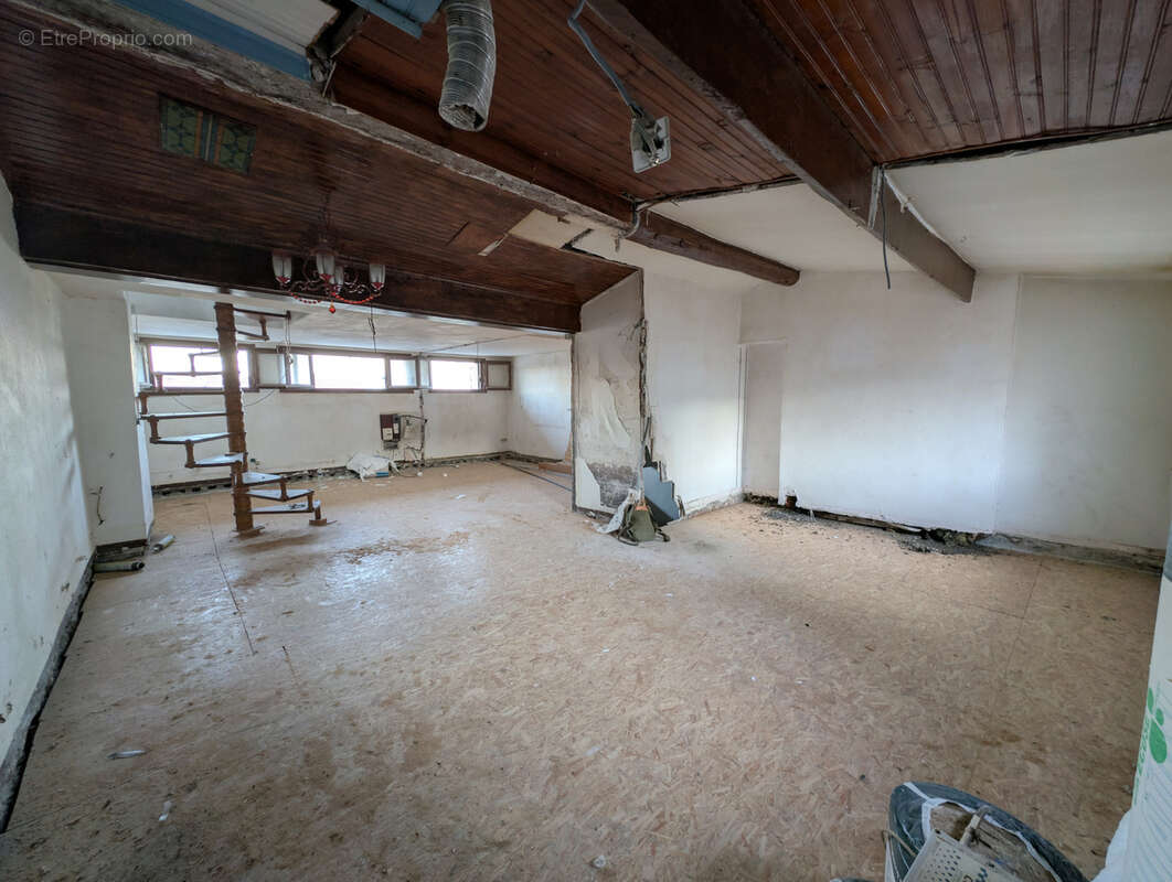 Appartement en duplex avec terrasse à rénover - photo 7