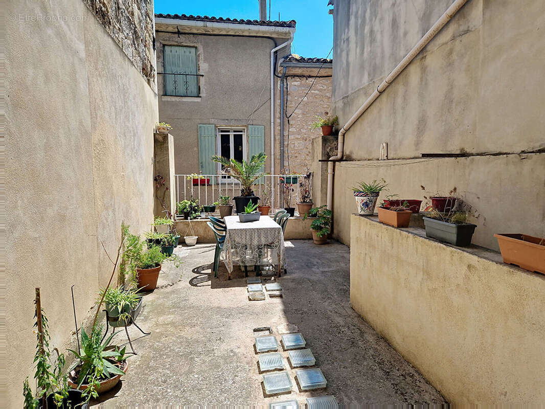 Maison Montfrin 6 pièce(s) 233 m2  dont 86 m² aménageables, avec terrasse de 50 m², cave voutée de 45 m², garage de 35 m². - photo 9