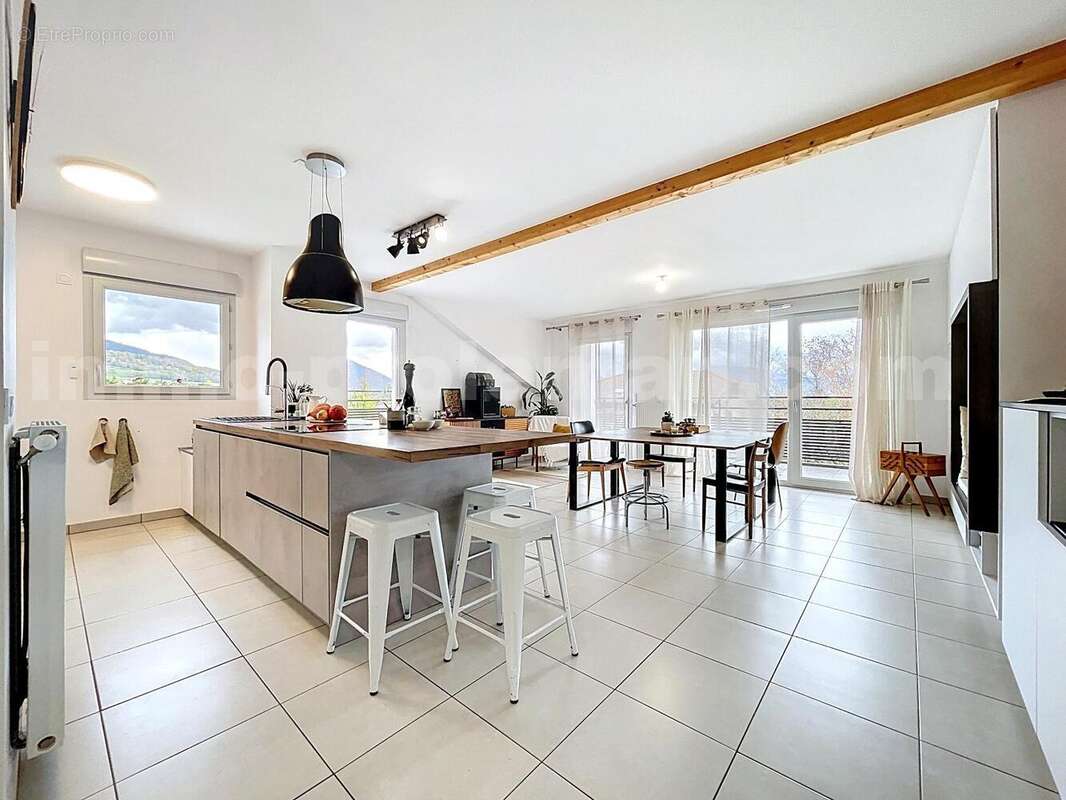 Appartement_T4_Cranves-Sales_belle_superficie_prix_frontière_Suisse_direction_GENEVE_autoroutes_investissement_locatif_vente_vue_séjour_salon - Appartement à CRANVES-SALES