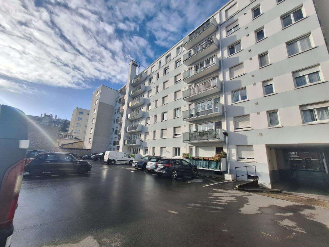 Appartement à COURBEVOIE