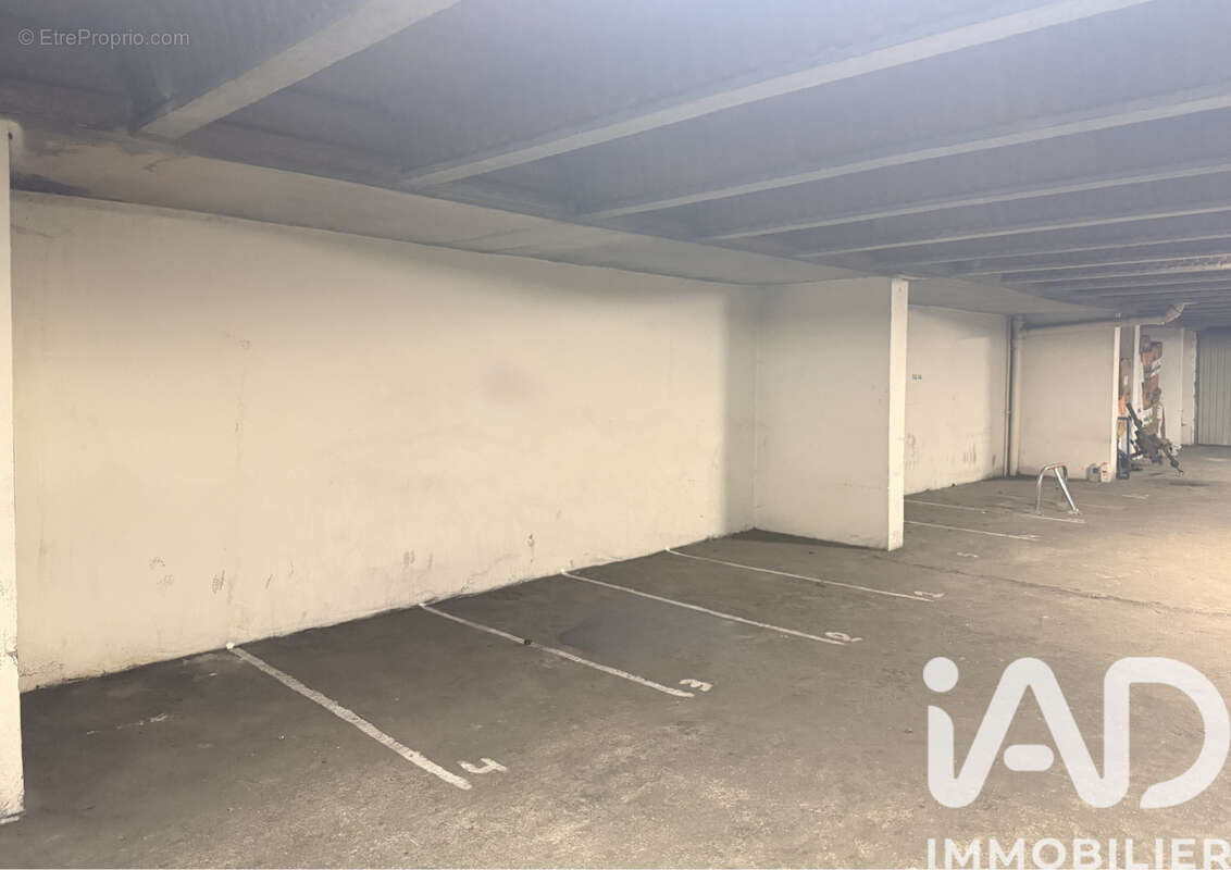 Photo 2 - Parking à PARIS-18E