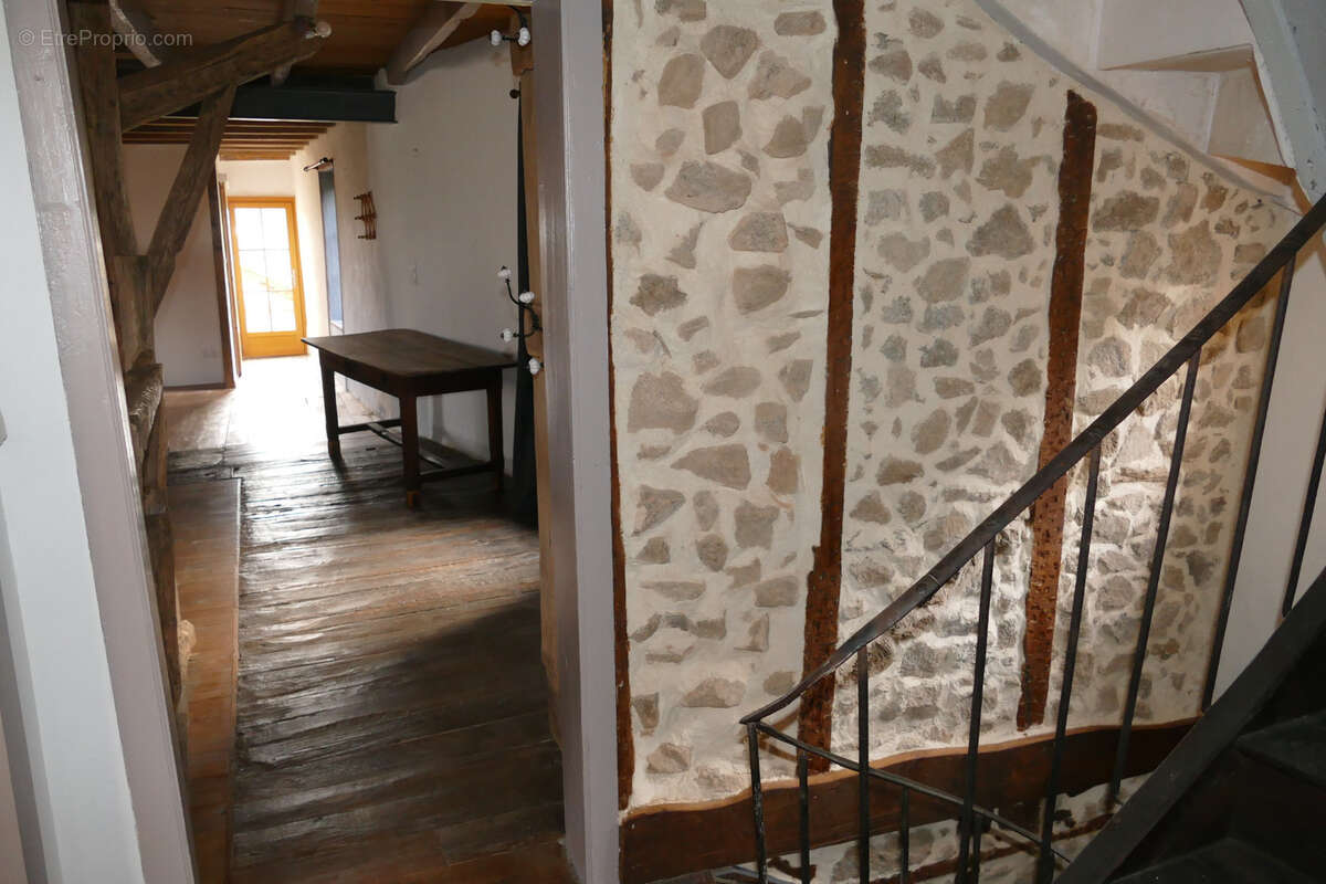 Grande maison rénovée avec atelier ou local commercial, terrasse panoramique et jardin (Mourjou - Puycapel, 15) - photo 25