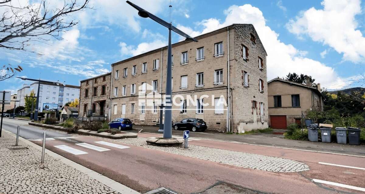 Appartement à LE CHAMBON-FEUGEROLLES