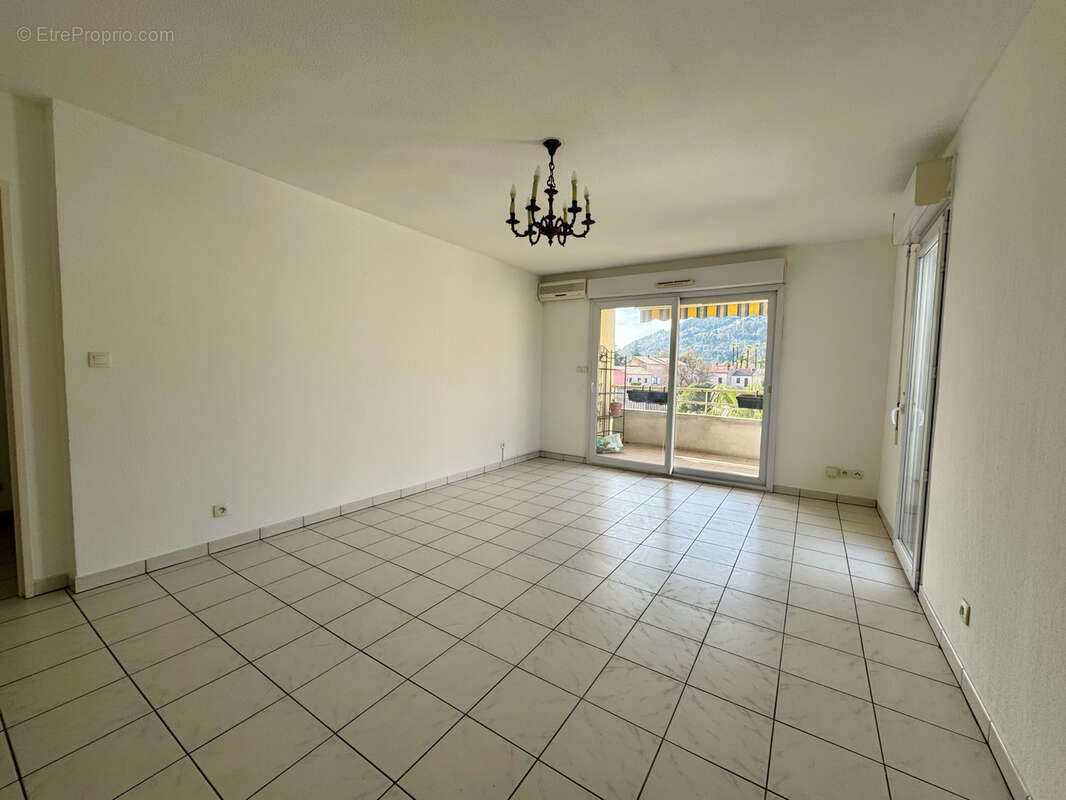 Appartement à SOLLIES-PONT