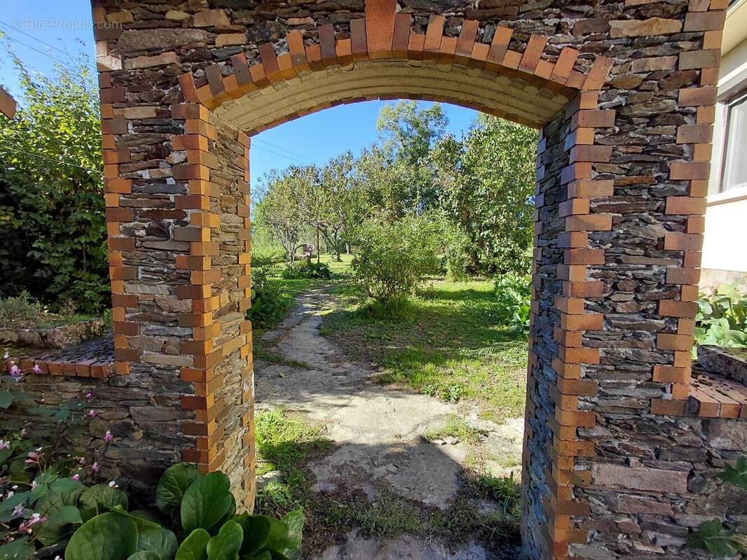Maison à MIRANDOL-BOURGNOUNAC