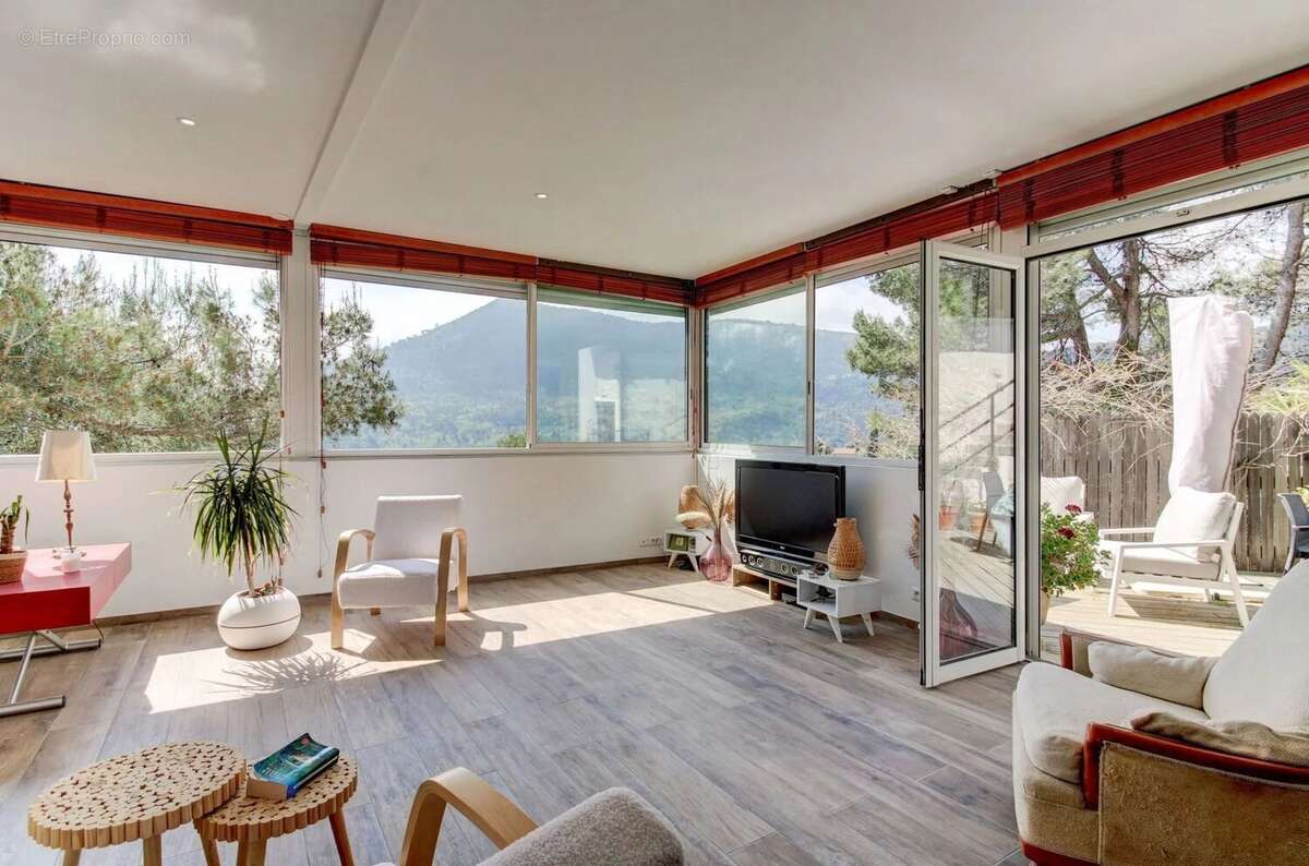 Appartement à TOURRETTE-LEVENS