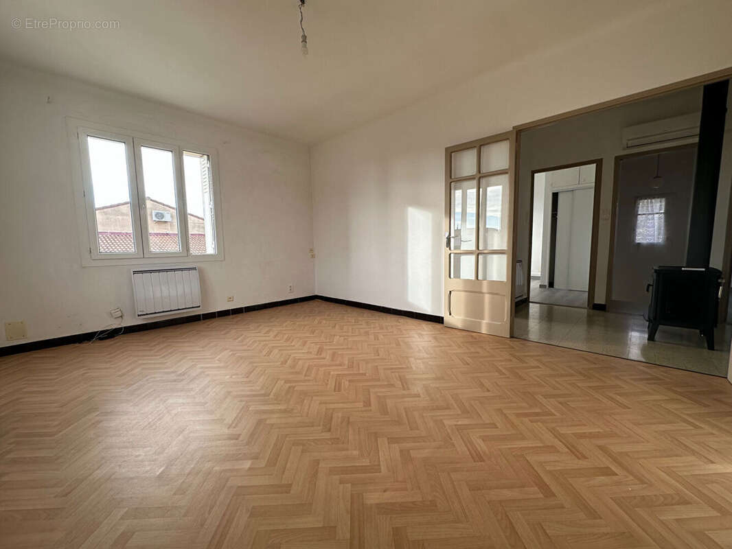 Maison à SAINT-MITRE-LES-REMPARTS