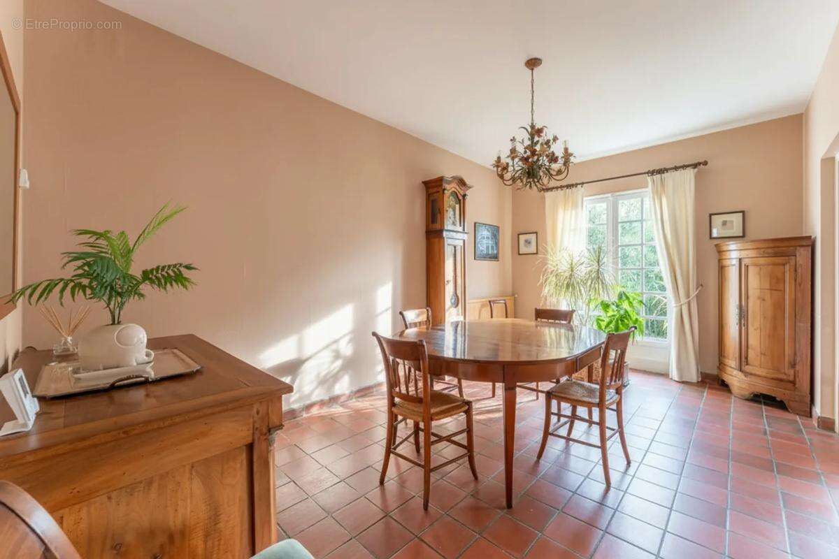 Maison 210 m² - 4 chambres  - Dépendance - Parcelle 1 300 m² - photo 8