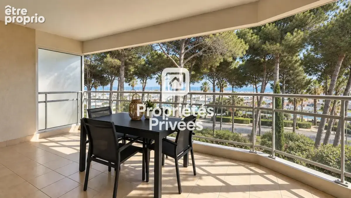 Hyères Port - T4 de 91 m2 avec terrasse, vue mer, piscine et garage - photo 3
