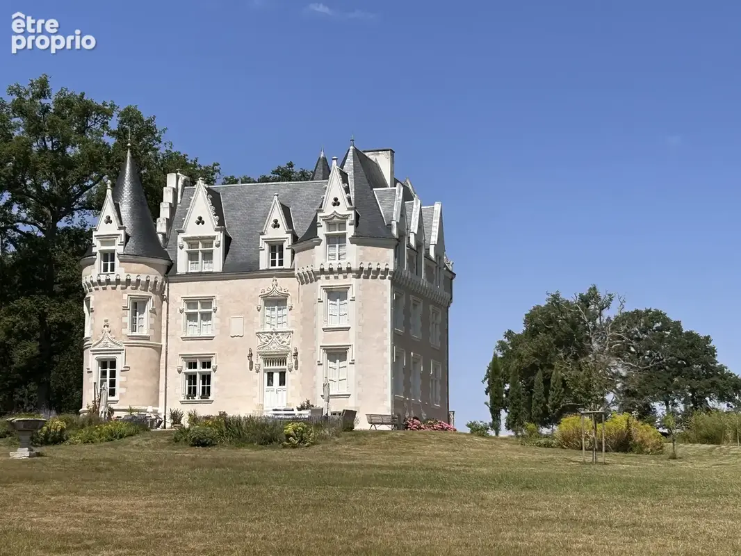 Exceptionnel château XIXème rénové sur 24ha avec piscine - photo 2
