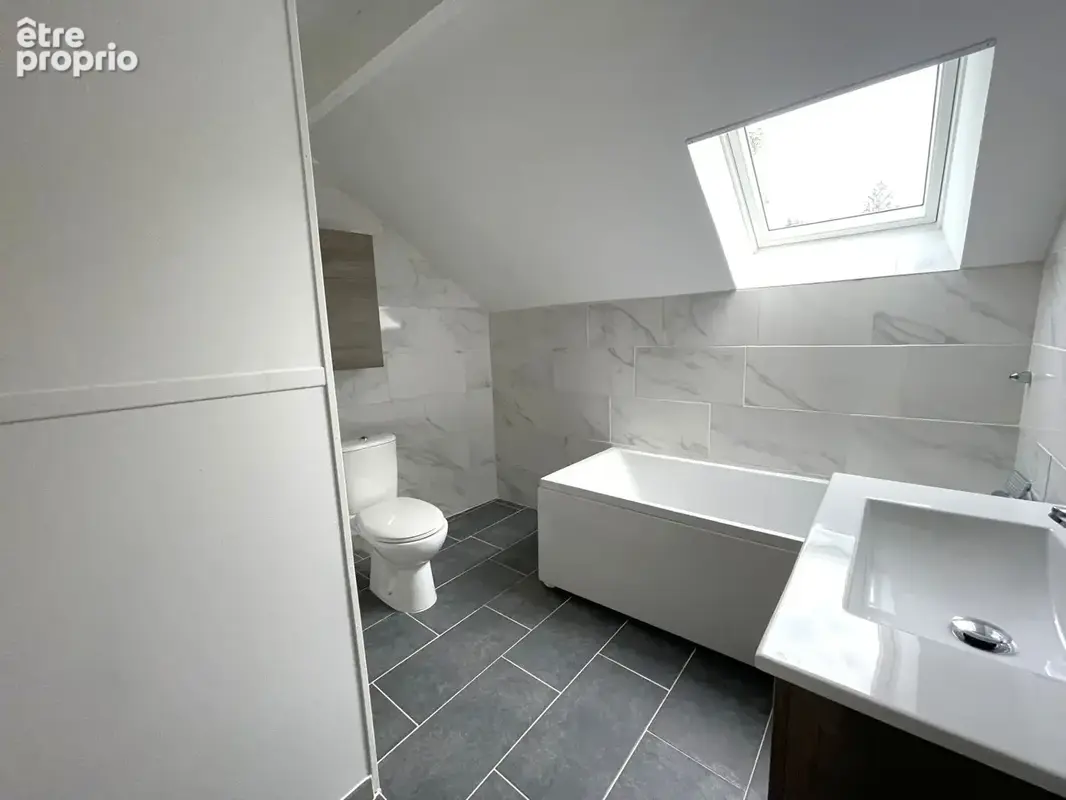 Maison en pierre rénovée de 3 chambres, sur cave, stationnement - photo 8