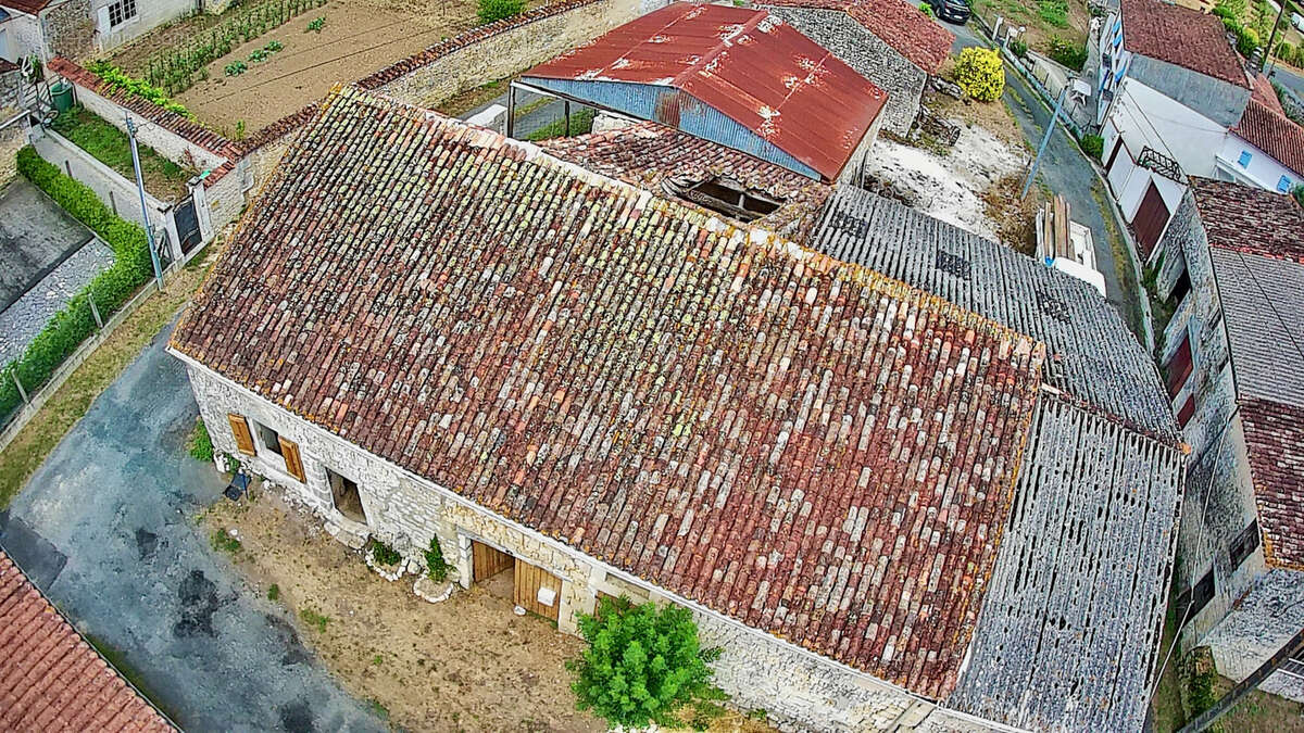 Bâtiment (ancienne maison) en cours de rénovation avec dépendances et parcelle attenante - photo 4