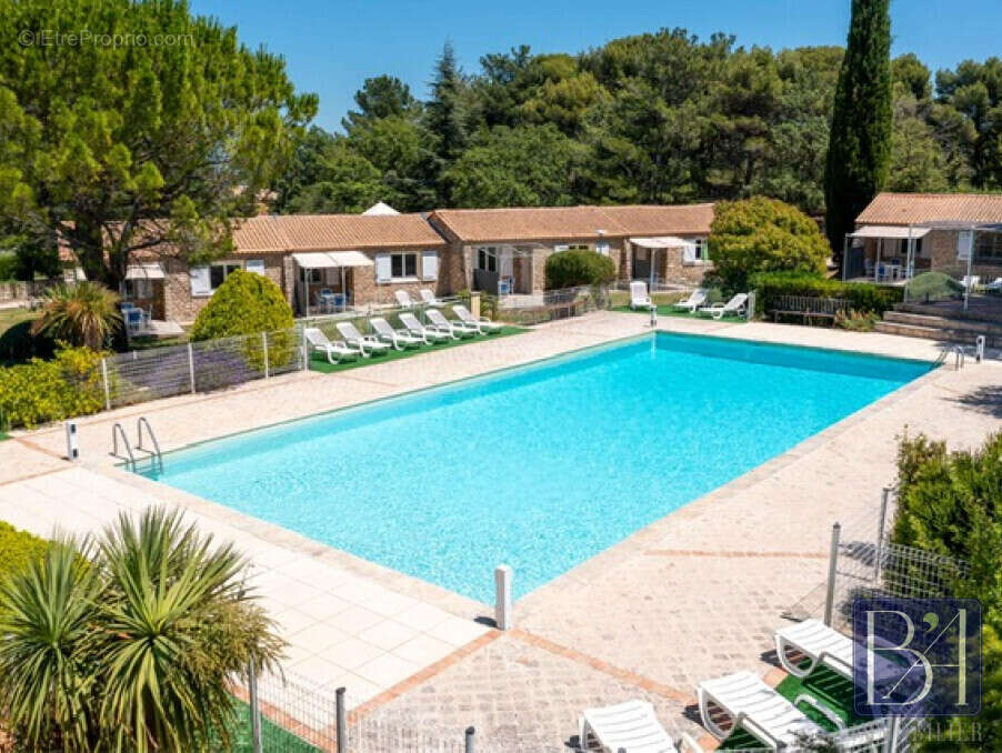 Maison à LA ROQUE-SUR-PERNES