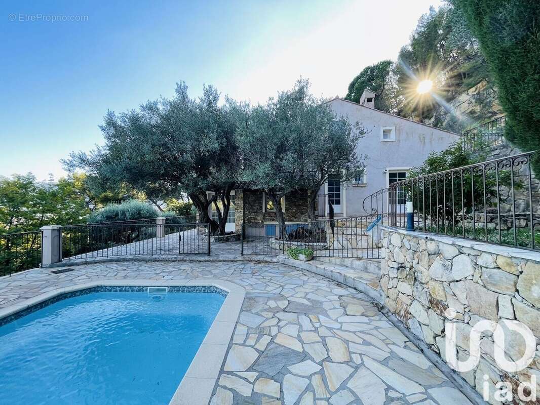 Photo 2 - Maison à LE REVEST-LES-EAUX