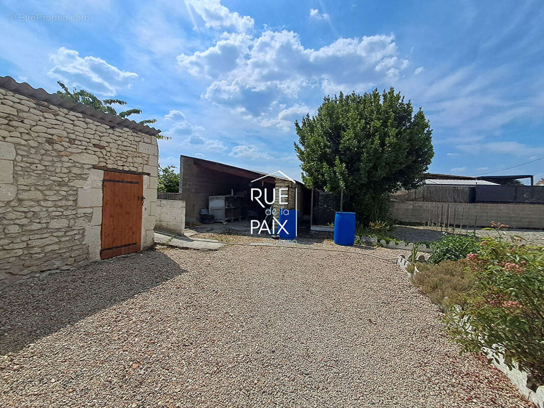 Maison sur sous sol avec grand terrain et double garage à Availles-en-Châtellerault - photo 3