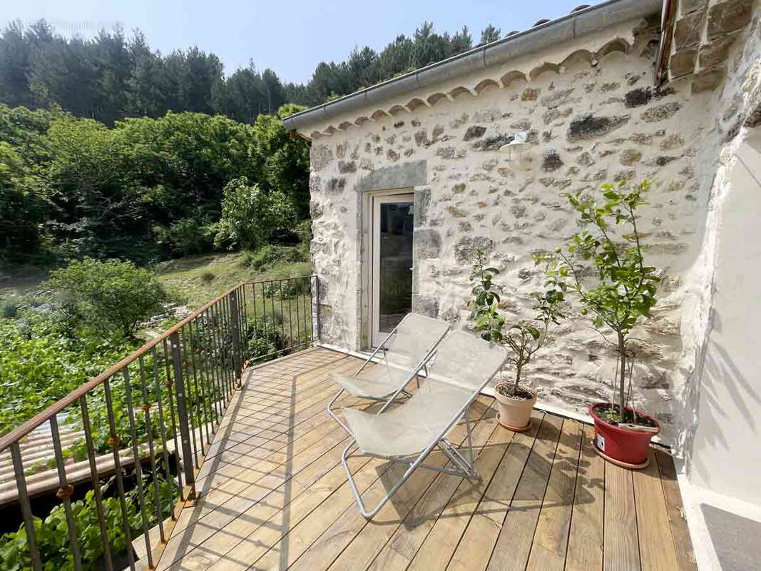 une maison ardéchoise rénovée de 261 m2 habitables, avec 4600 m2 de jardin en terrasses. - photo 4