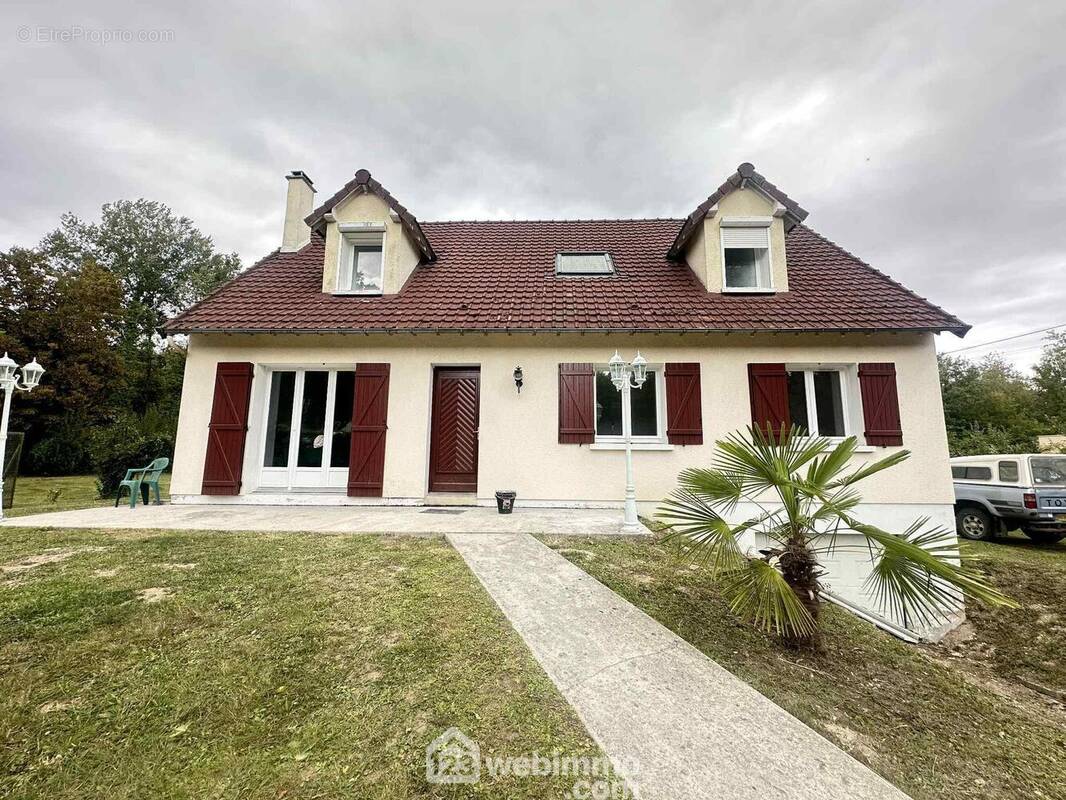 Joli pavillon avec commodités de plain pied sur sous-sol complet