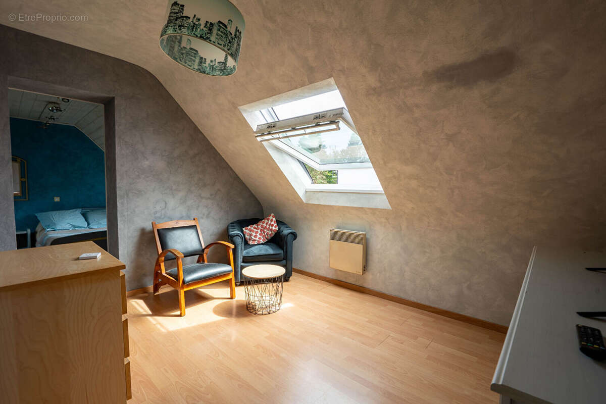 MELGVEN - Maison T5 de 103 m², avec piscine située en impasse et sur une parcelle de plus de 1200 m² - photo 11