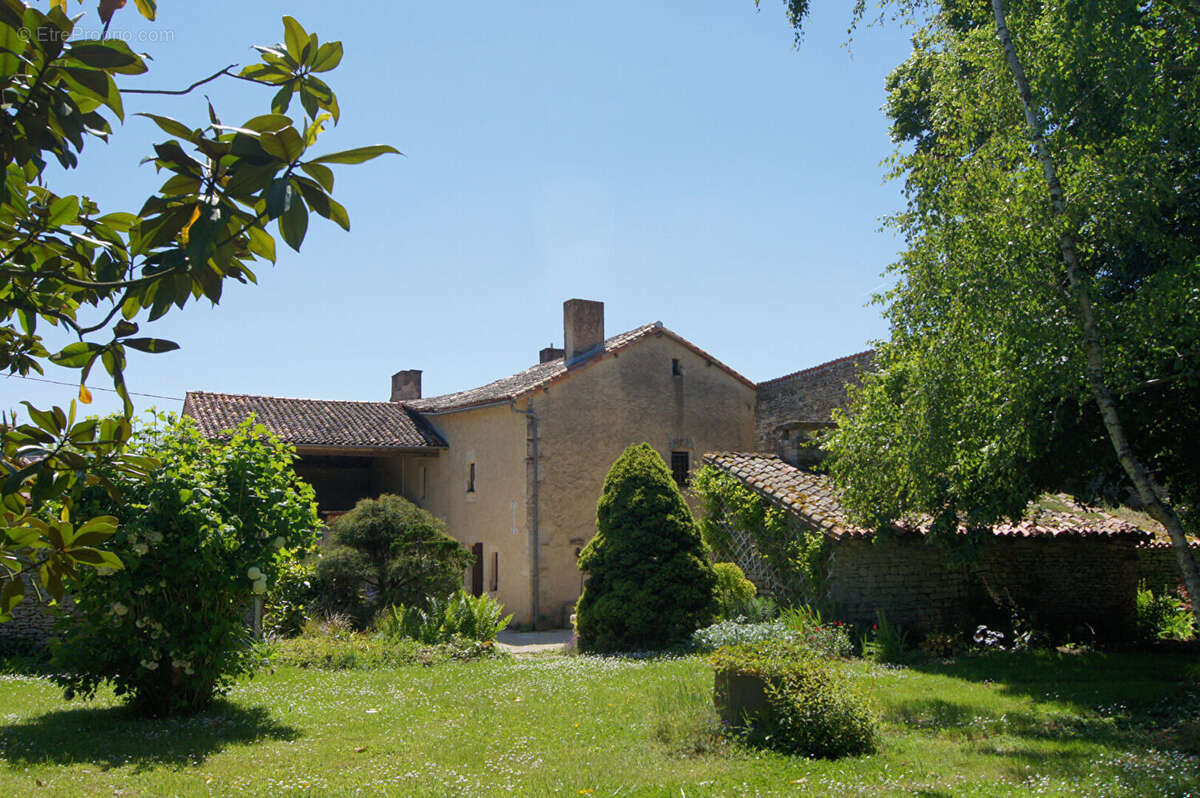 Maison à SAINT-PIERRE-D'EXIDEUIL