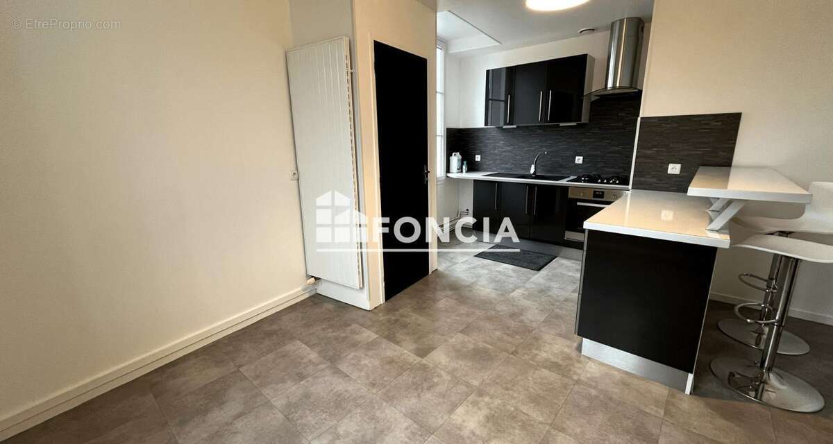 Appartement à COURMELLES