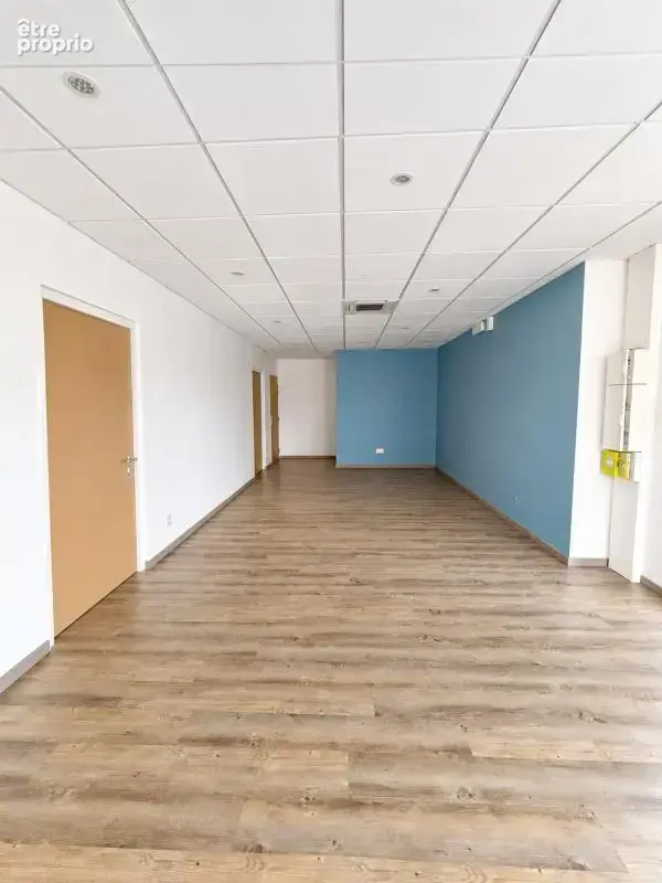 A PAREMPUYRE - Local de 81 m² avec parkings - photo 2