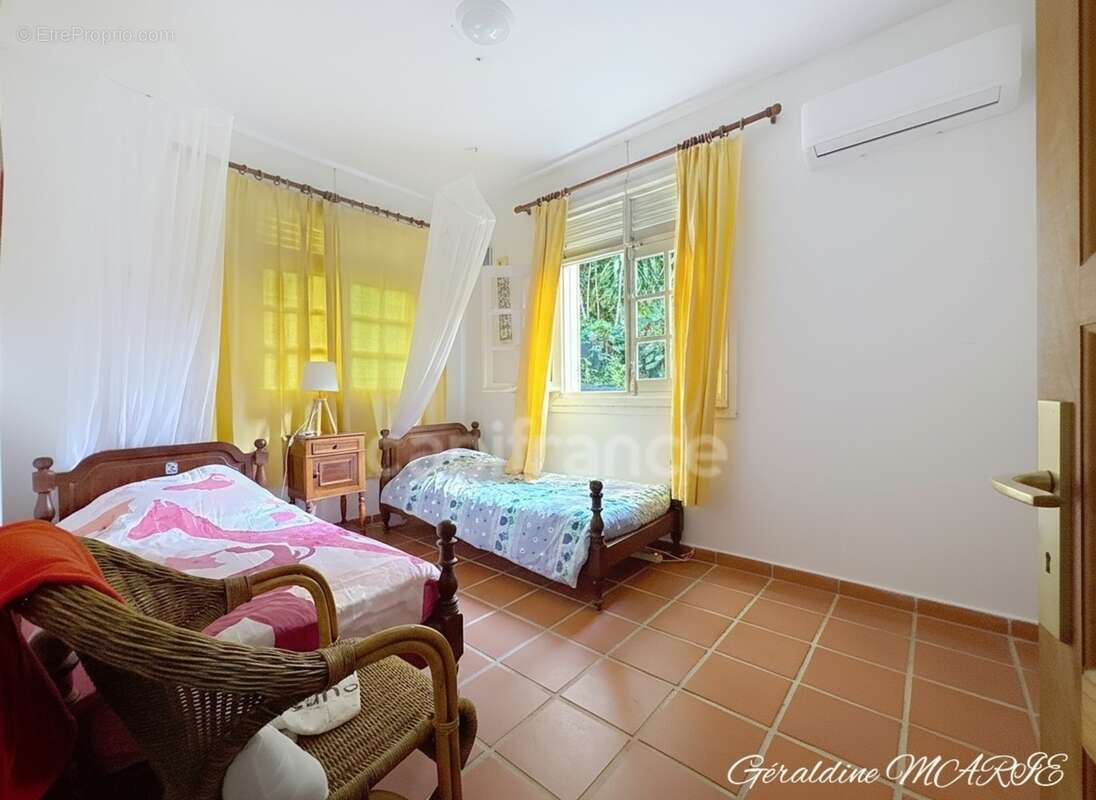 Villa 242 m² avec piscine, T2 loué et terrain de 4 000 m² - photo 8