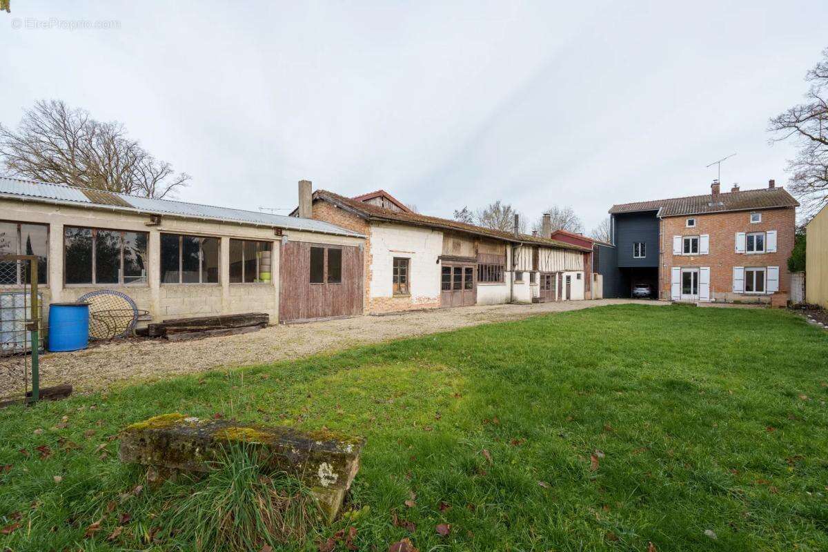 Maison à SAINT-REMY-EN-BOUZEMONT-SAINT-GENEST-ET-ISSON