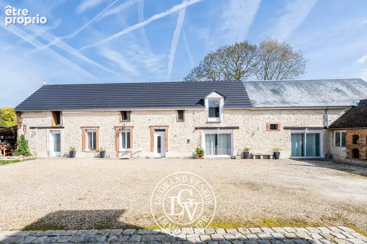 20 mn de larchant -  propriété comprenant deux longères rénovées - 8 chambres- 7 325 m² de terrain - photo 2
