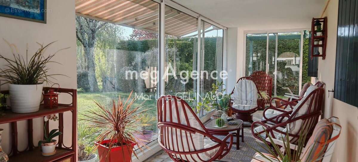 Maison 217 m² à Saintes  - photo 4