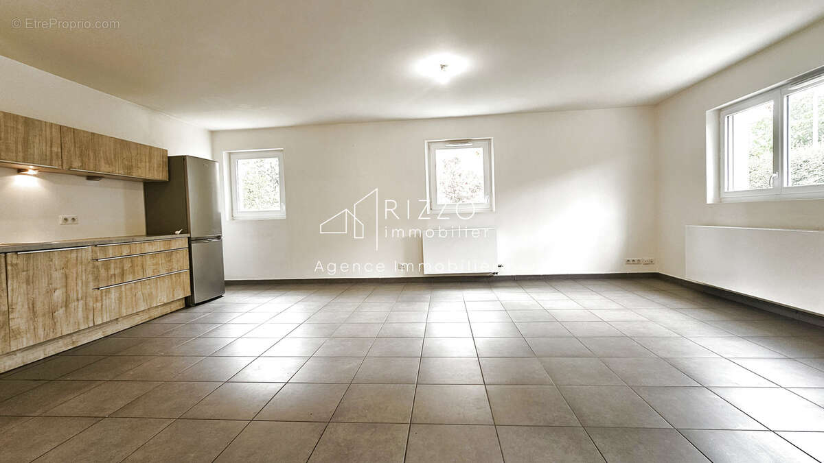 Appartement à PERON