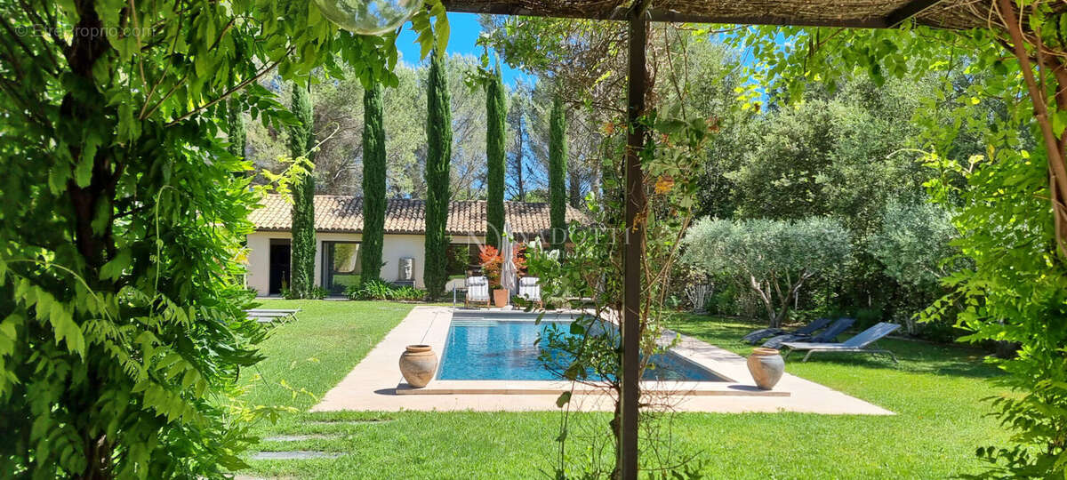 LOURMARIN Élégante propriété de prestige avec piscine chauffée et dépendances - photo 2