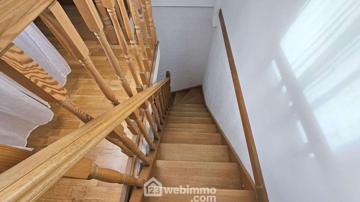 Maintenant direction le 1er étage. - Maison à ONCY-SUR-ECOLE