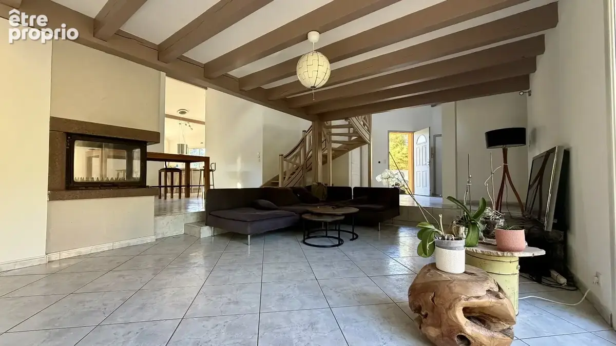 Maison T6 de 175 m² avec piscine plein sud, pool house et jacuzzi sur un terrain de 3 500 m² - photo 8