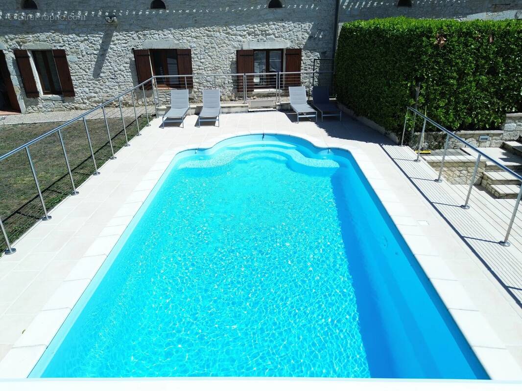 Charmante propriété en pierre avec un potentiel d'investissement avec une piscine - photo 7