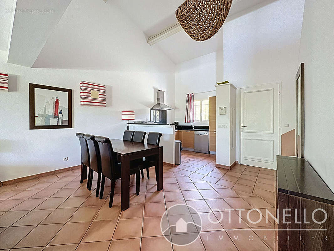 Maison à ROQUEBRUNE-SUR-ARGENS