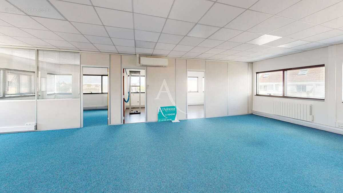 Local commercial CHILLY-MAZARIN 151 m² - photo 2